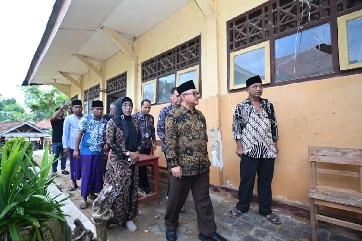 Mendikdasmen Abdul Mu'ti Tinjau Sekolah Roboh di Bangkalan, Revitalisasi Segera Dimulai